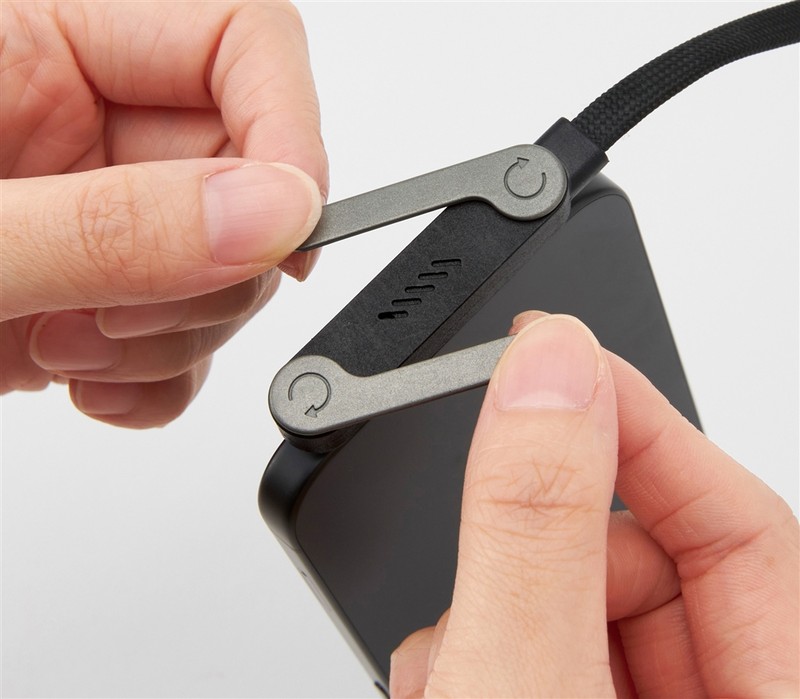 スマホスタンドにもなる充電ケーブル