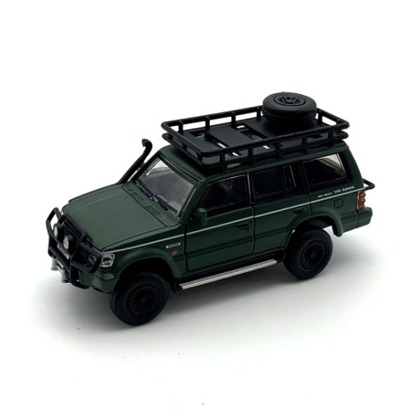 1/64ダイキャストカー / 三菱 パジェロ 2nd Generation マットグリーン Jungle pack LHD