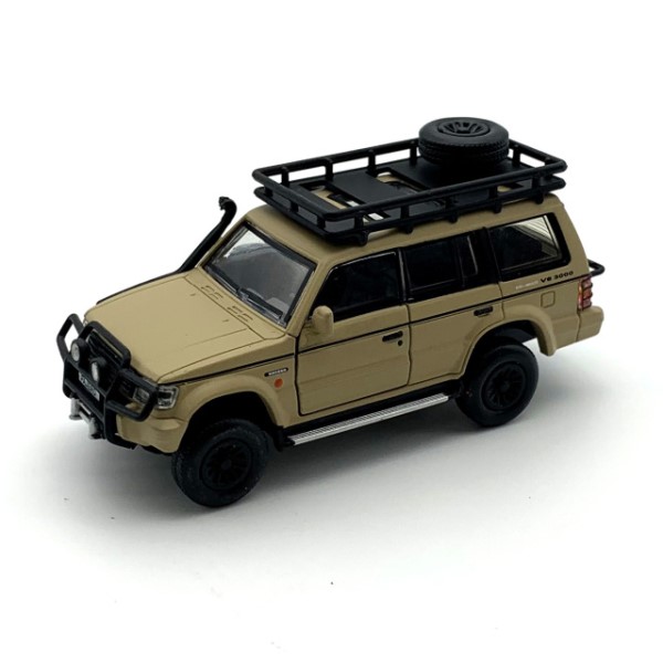 1/64ダイキャストカー / 三菱 パジェロ 2nd Generation マットアイボリー Jungle pack LHD